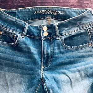 AMERICAN EAGLE 🦅 DISTRESSED ARTIST STYLE JEANS